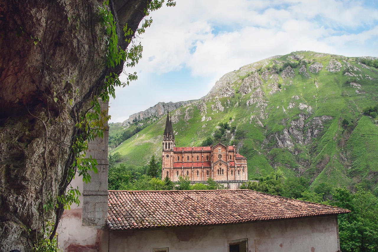 asturias foto de la Iglesia de Covadonga