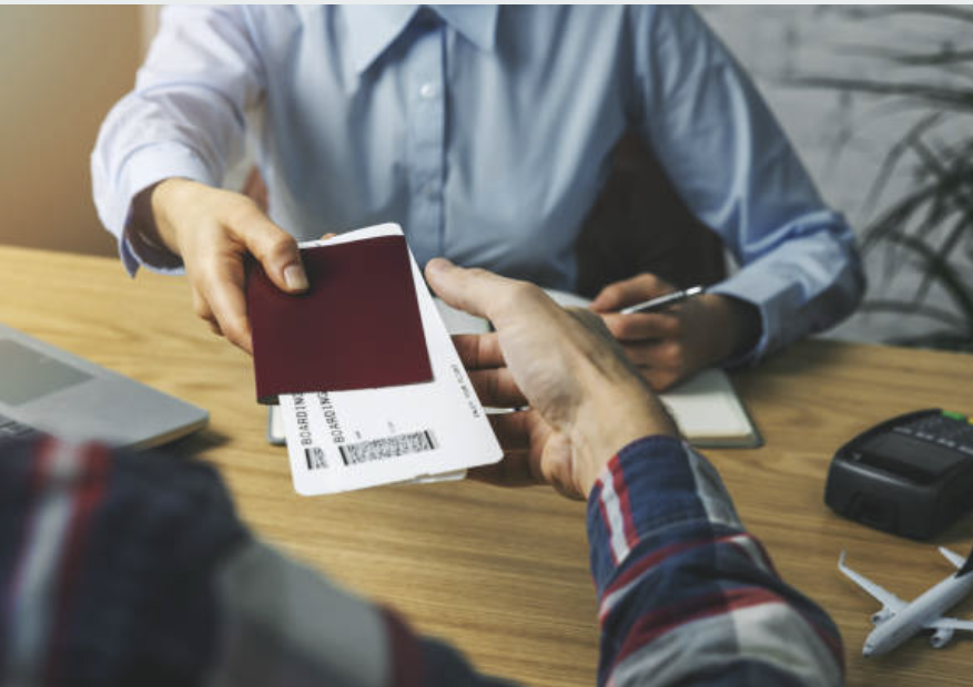 foto dando pasaporte