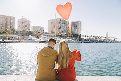 escapada-romantica dos chicos con un globo en un lago